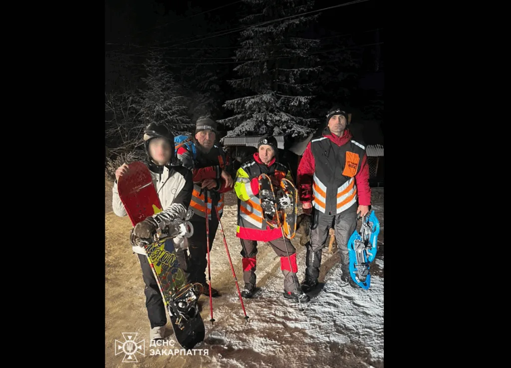 Рятувальники допомагають сноубордисту в горах узимку