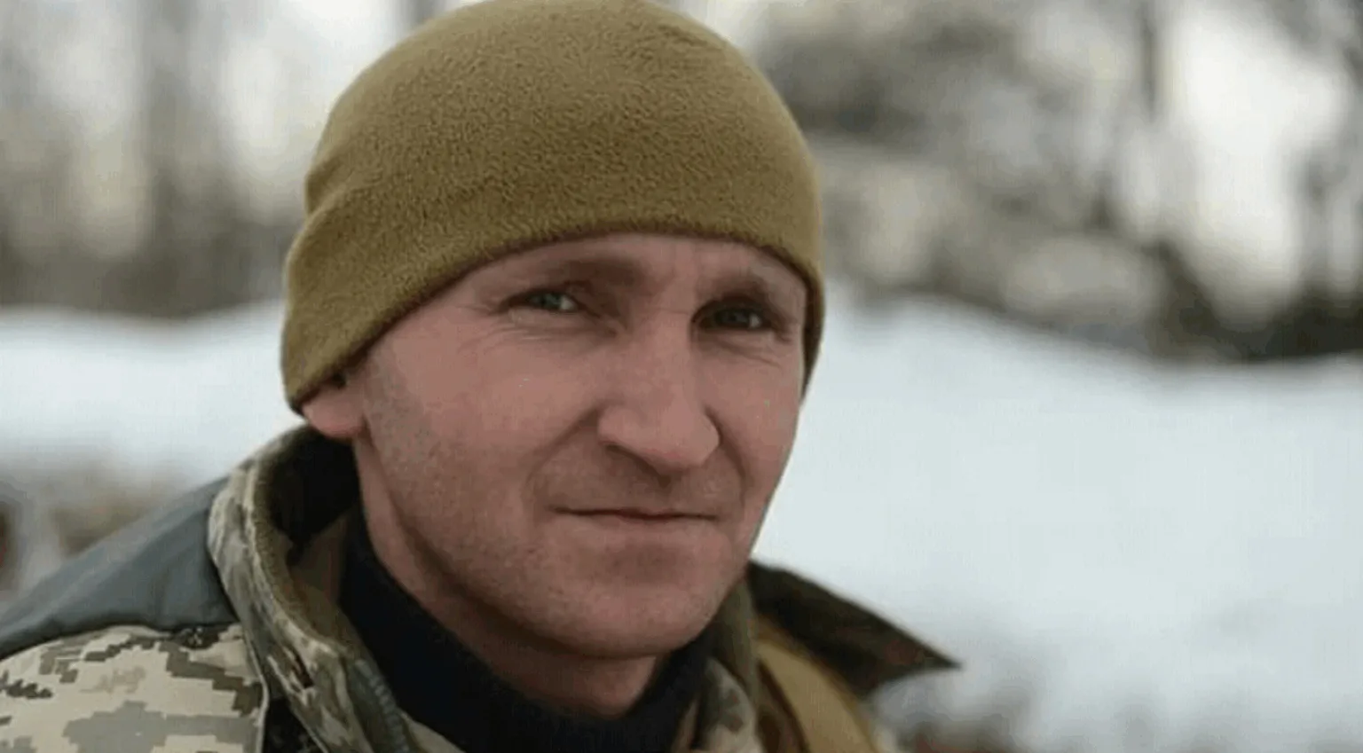 Військовий у зимовій формі на вулиці