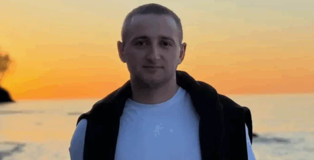 Чоловік на березі моря під час заходу сонця