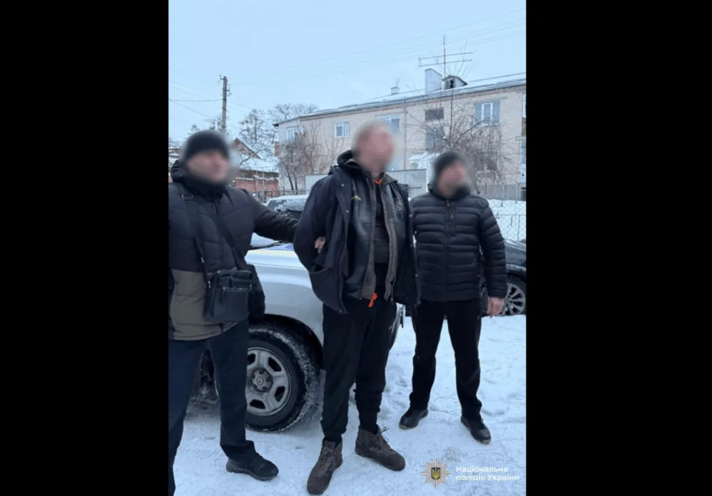 Поліція затримує чоловіка на вулиці взимку