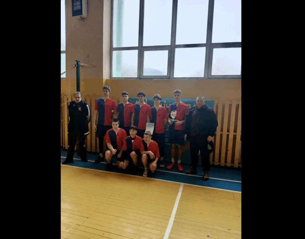 Команда хлопців отримує спортивний трофей у залі