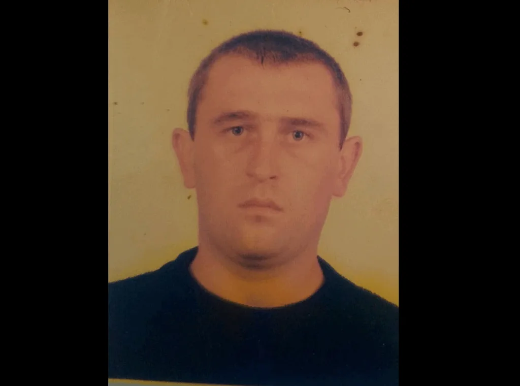 Портрет чоловіка на світлому тлі