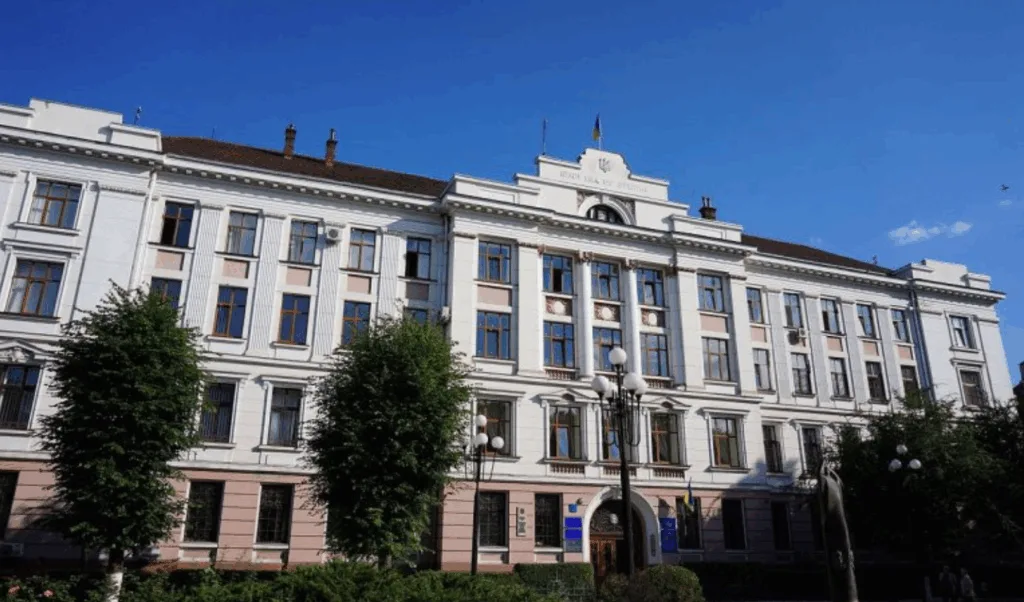 Будівля університету під синім небом