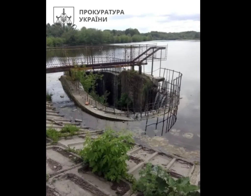 Стара дамба та міст через водойму в Україні