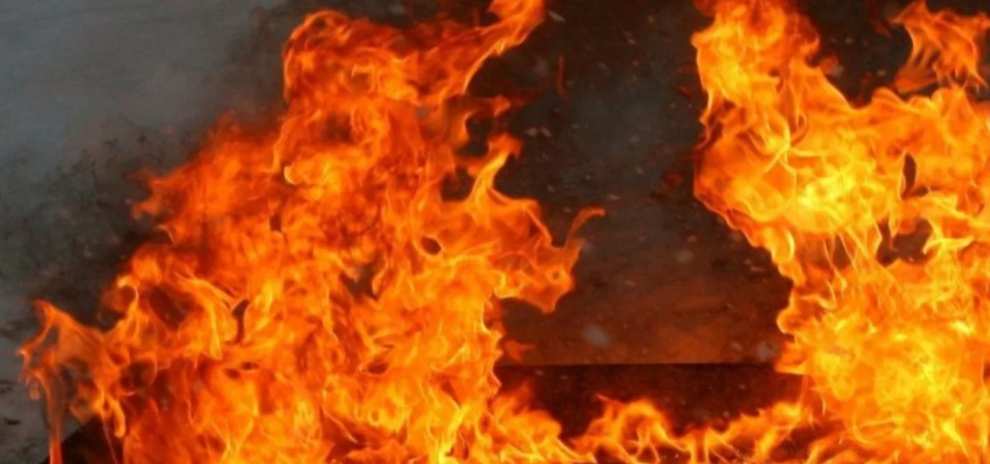 Яскраве полум’я вогню на темному тлі