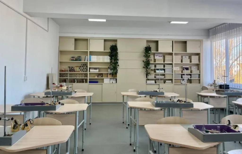 Сучасна шкільна лабораторія фізики з партами й обладнанням
