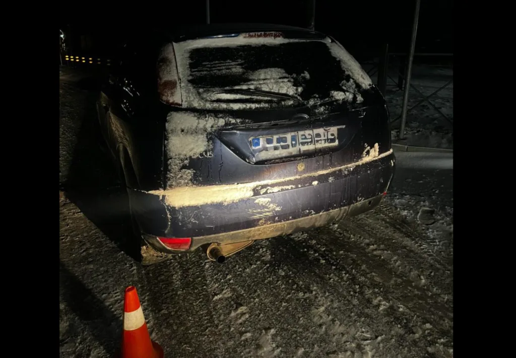 Автомобіль у снігу на зимовій дорозі