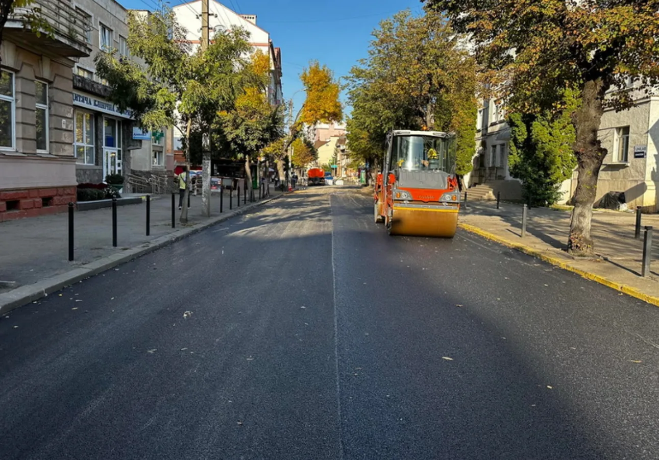 Дорожні роботи з асфальтування міської вулиці