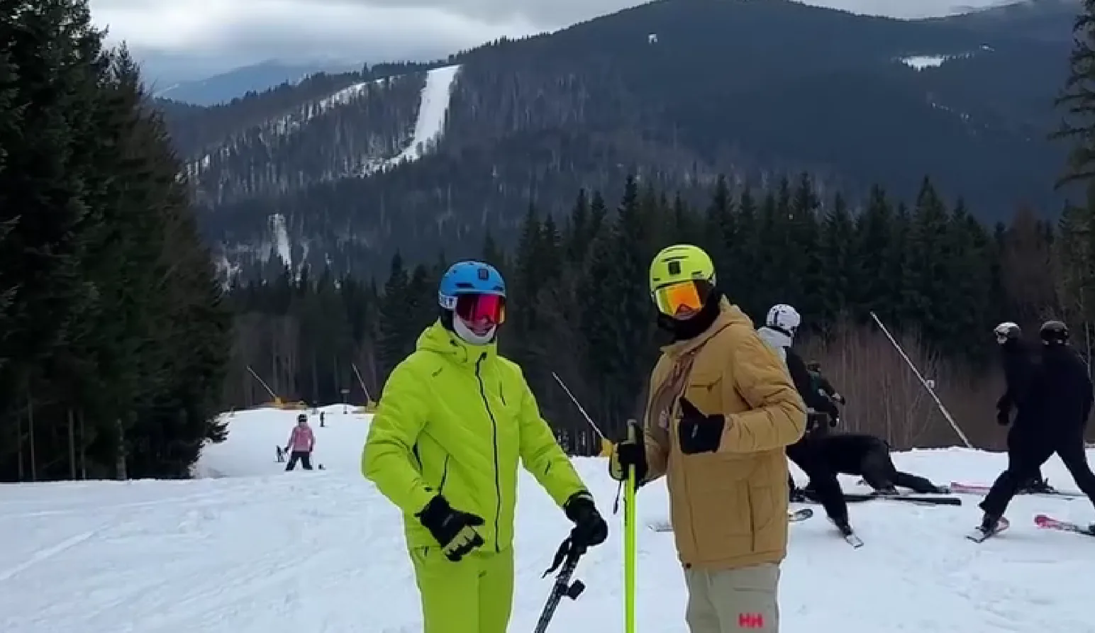 Лижники на схилі в засніжених Карпатах