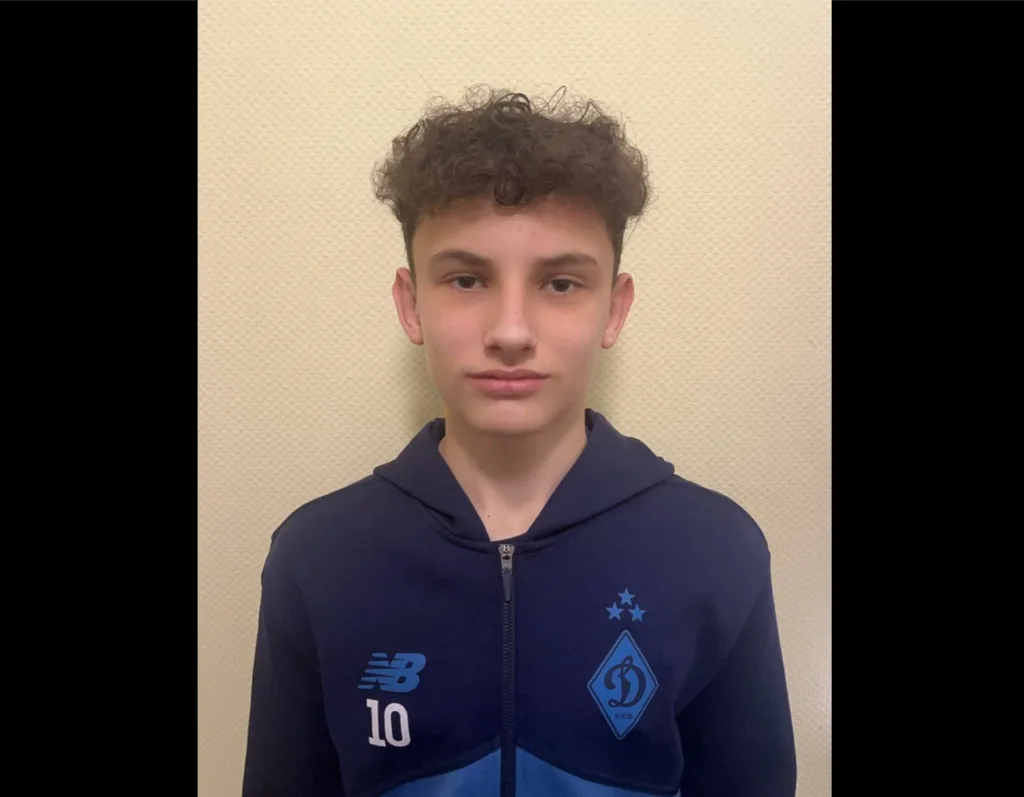 Юнак у спортивній кофті клубу Динамо Київ