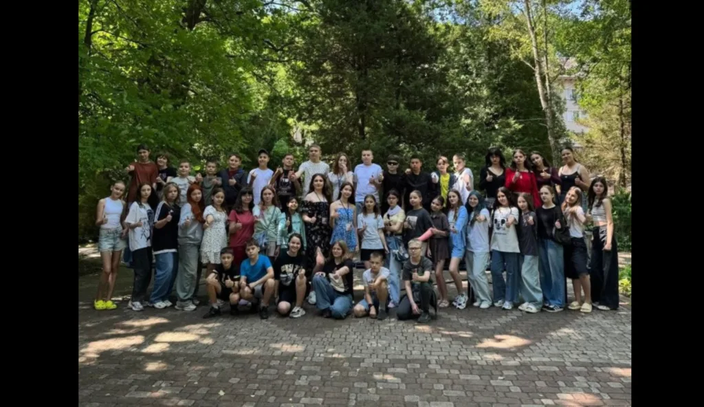 Група підлітків на природі у парку