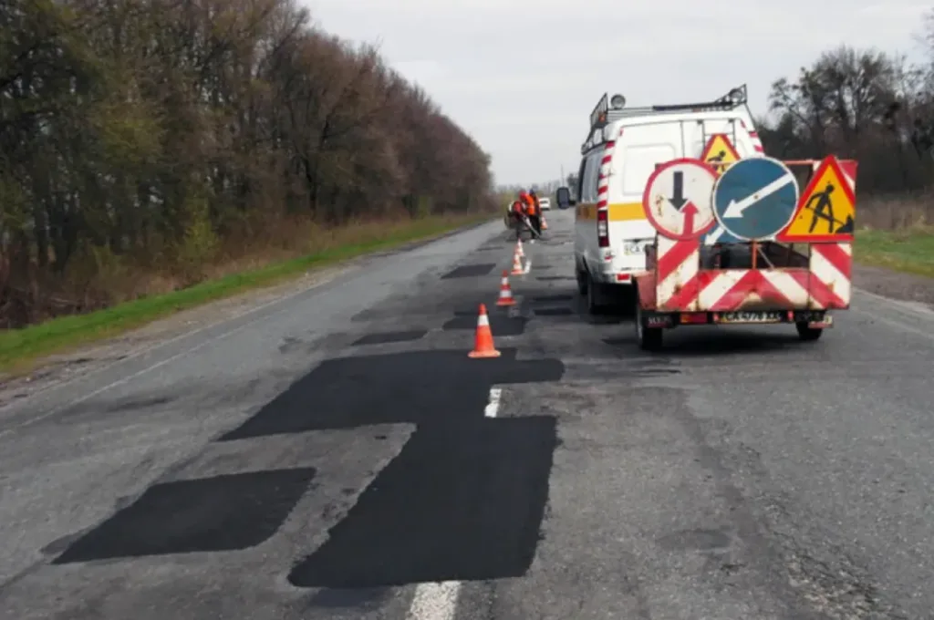 Ремонт дорожнього покриття на заміській трасі