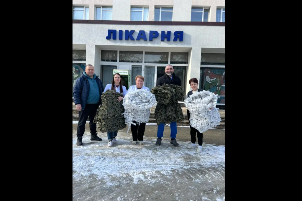 Медики тримають маскувальні сітки біля лікарні