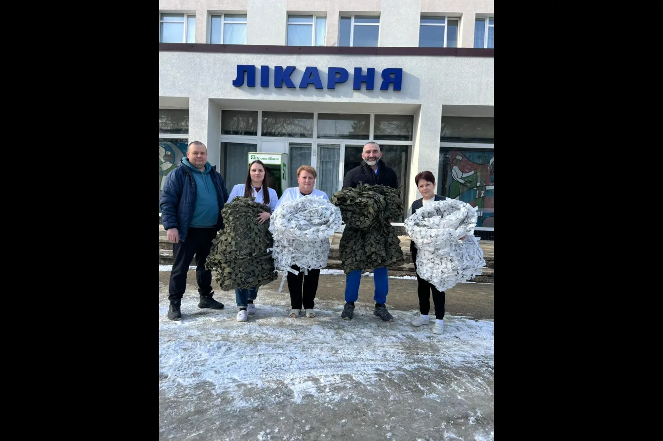 Медики тримають маскувальні сітки біля лікарні