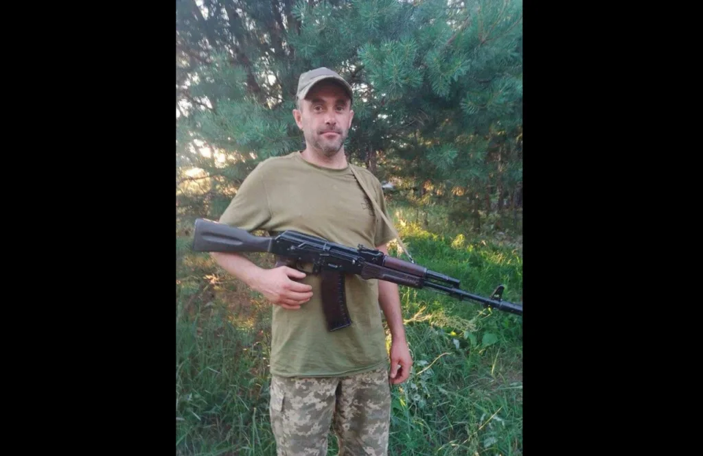 Військовий чоловік з автоматом у лісі