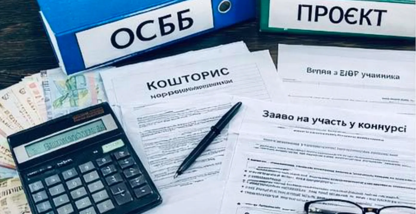 Фінансові документи, калькулятор і гроші на столі