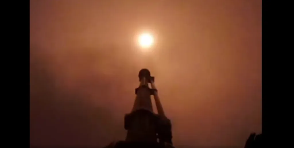 Запуск ракети в нічному небі