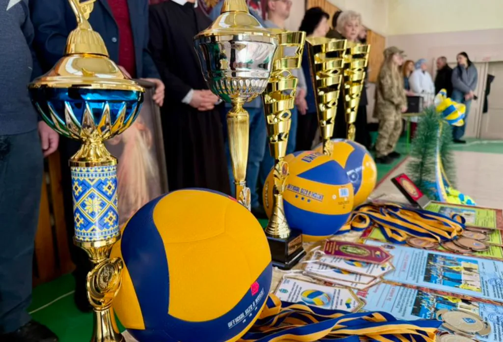 Волейбольні трофеї, кубки та медалі на столі