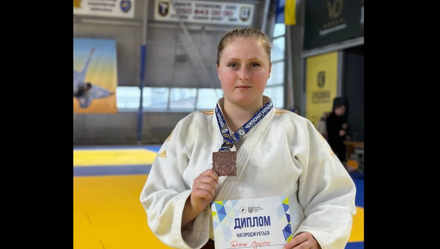 Дзюдоїстка з медаллю та дипломом на турнірі