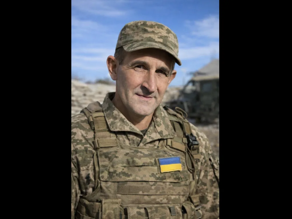 Український військовий у камуфляжі на відкритому повітрі