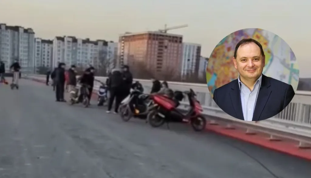 Люди з мопедами на мосту у місті