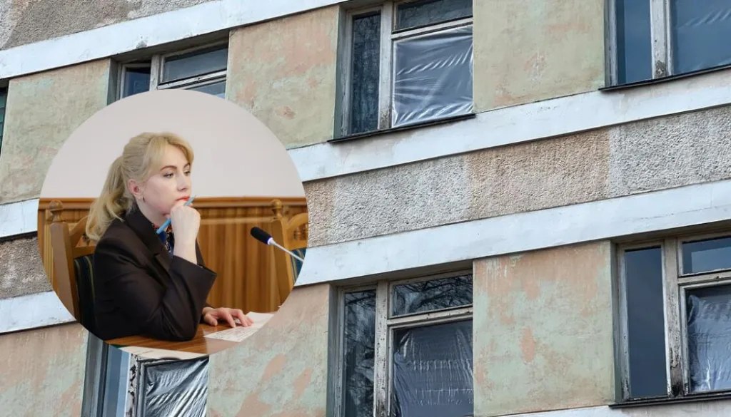 Жінка на нараді, будівля зношеного стану