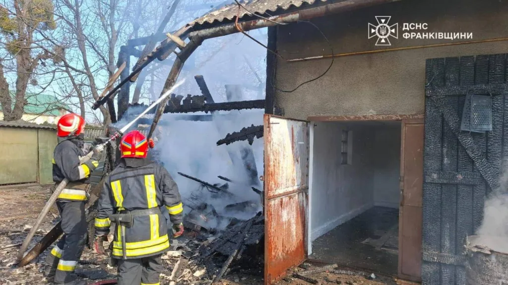 Пожежники гасять вогонь у зруйнованому будинку