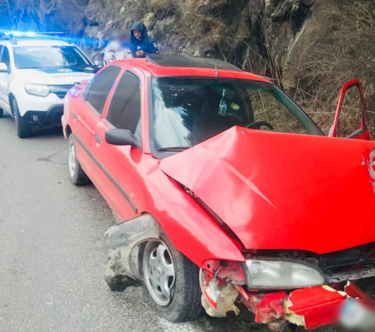 Дорожньо-транспортна пригода з червоним автомобілем і поліцією