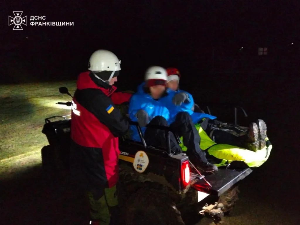 Рятувальники евакуюють людину вночі на квадроциклі