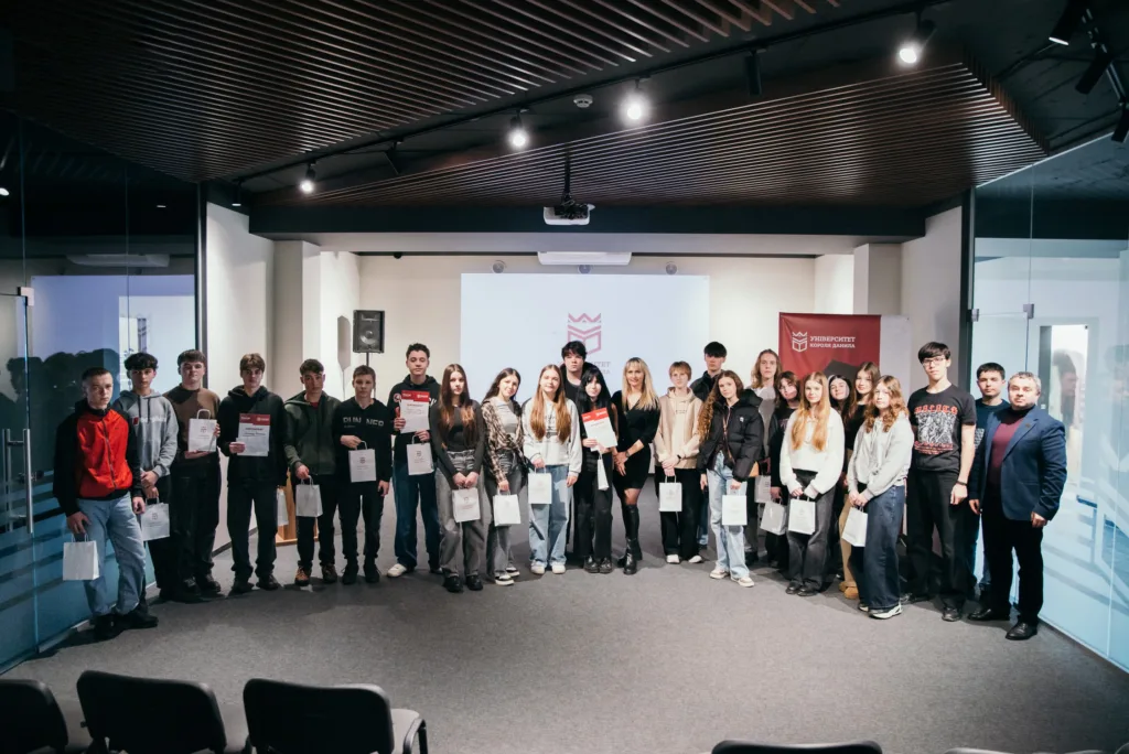 Студенти отримують сертифікати в університеті