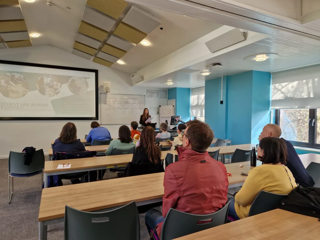 Лекція в університетській аудиторії з презентацією