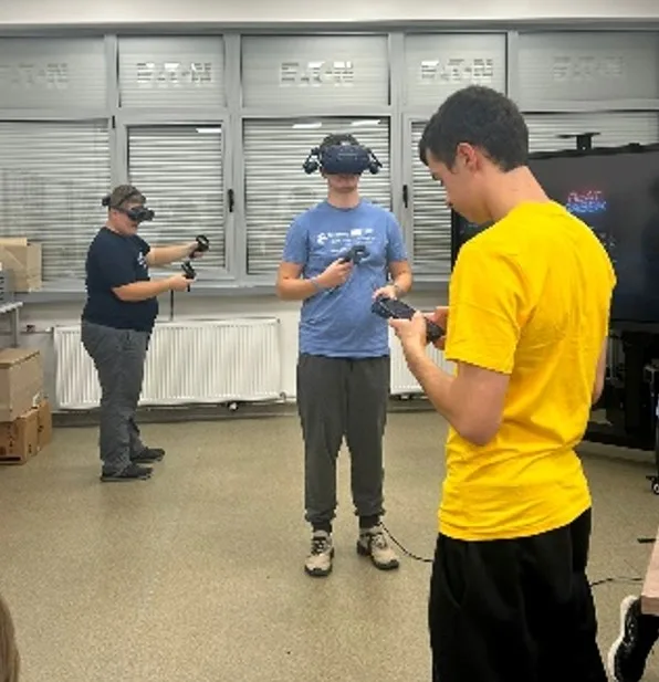 Люди використовують VR-гарнітури у класі