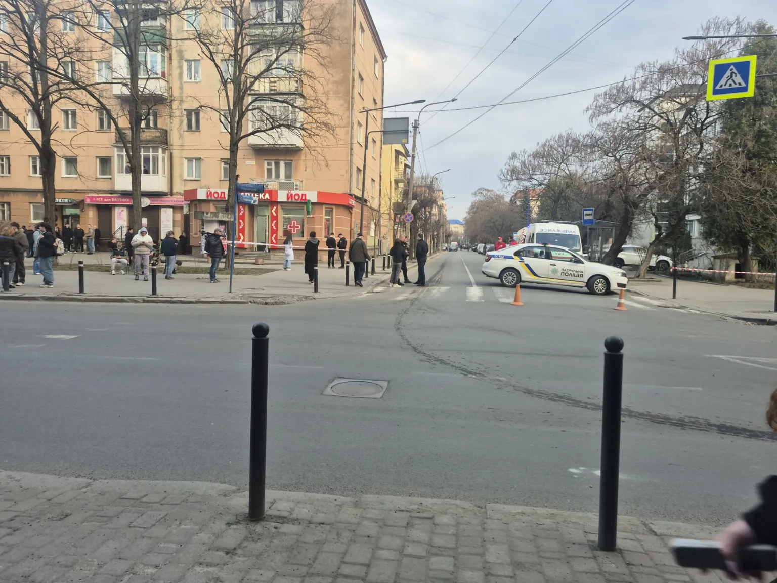 Поліцейська машина перекриває вулицю у місті