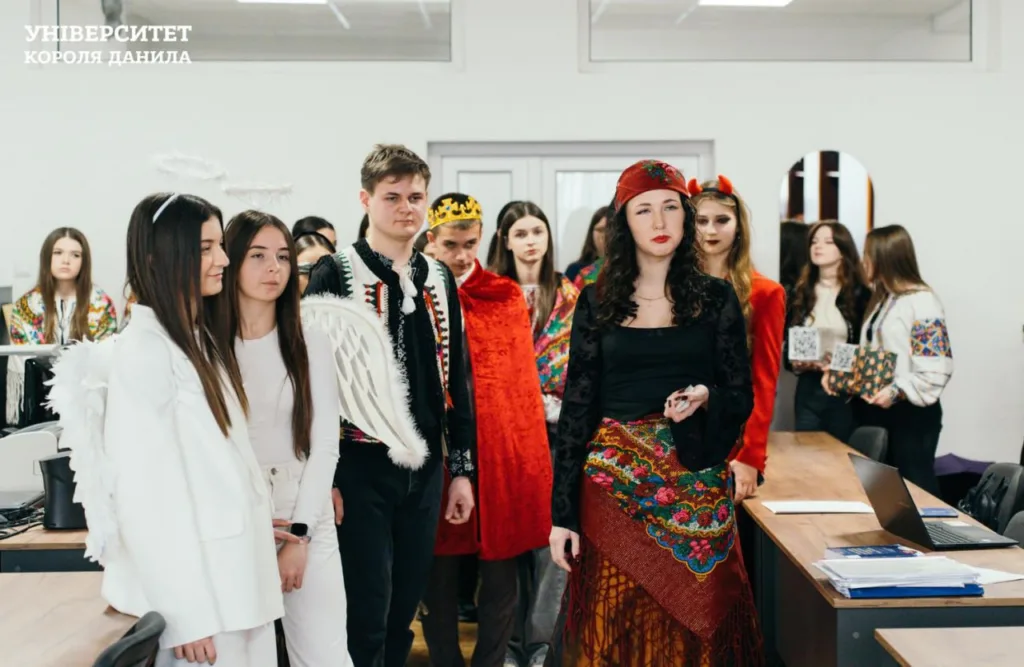 Студенти університету в національних та театральних костюмах