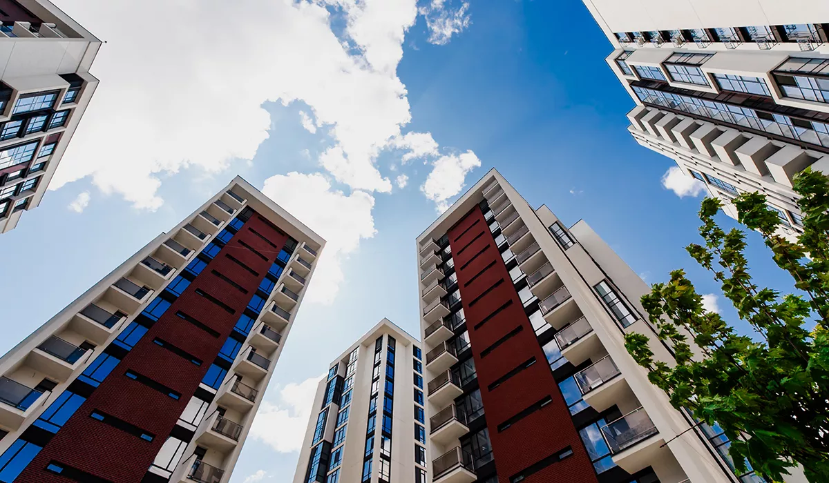 Сучасні житлові будинки під синім небом