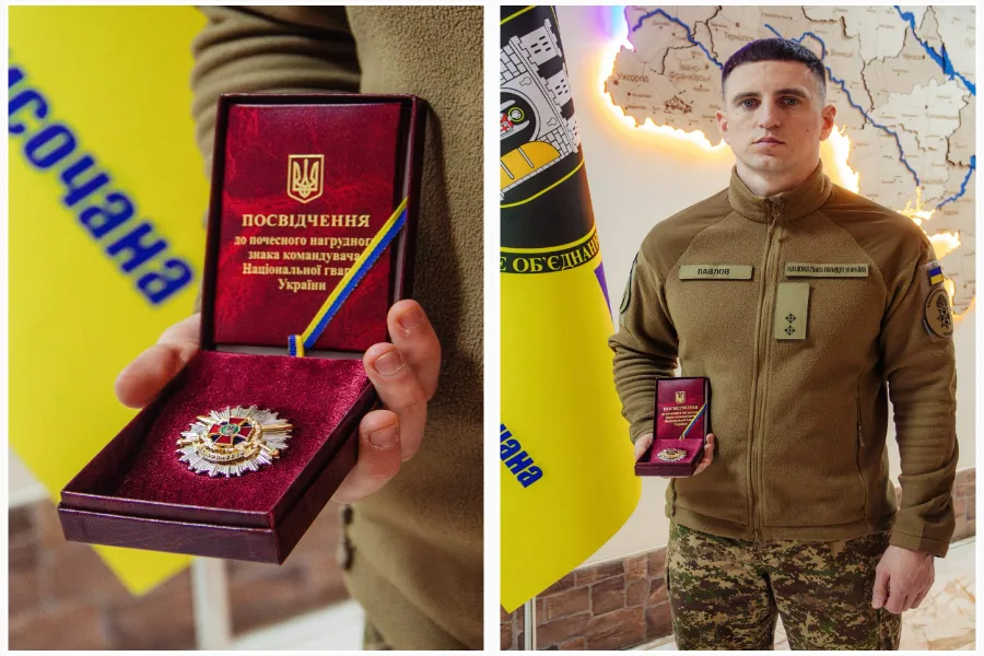 Військовий отримує нагороду Національної гвардії України