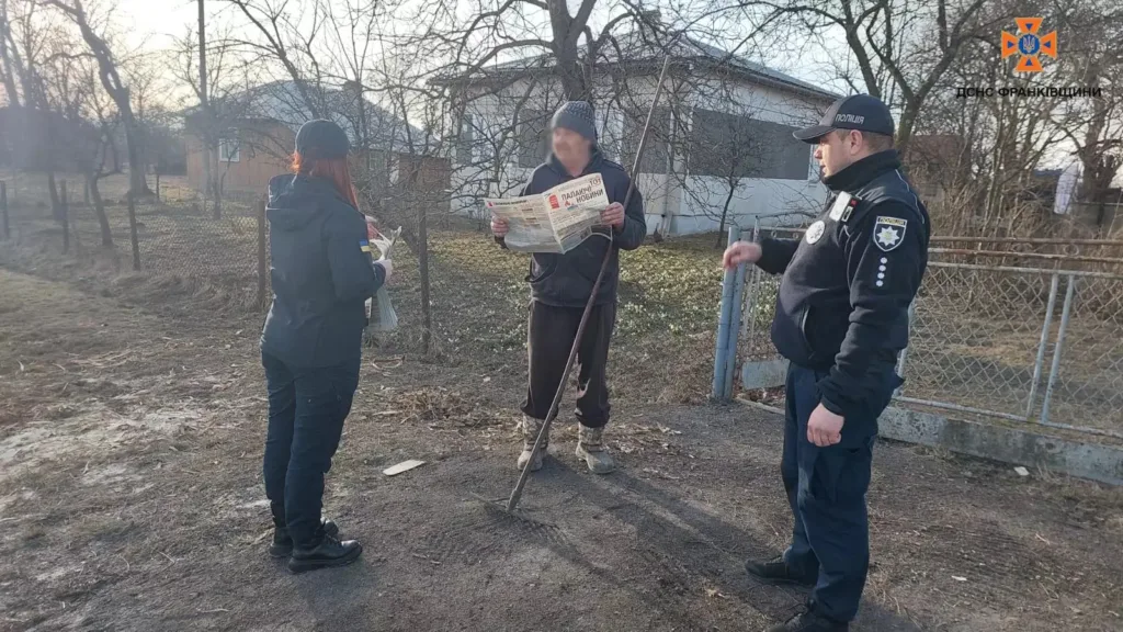 Поліцейські спілкуються з чоловіком у селі