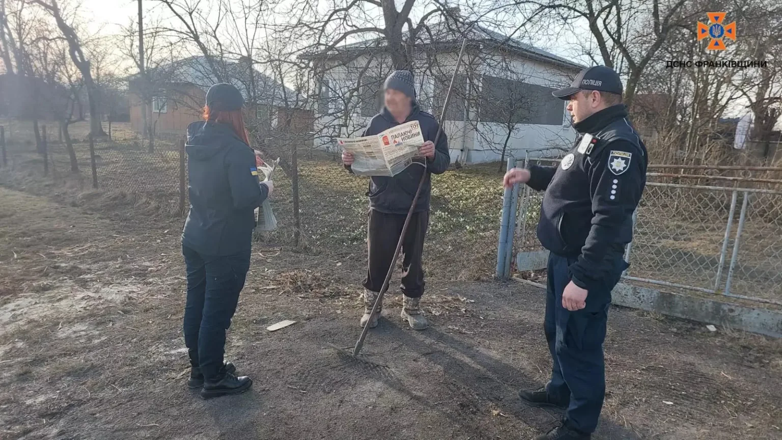 Поліцейські спілкуються з чоловіком у селі