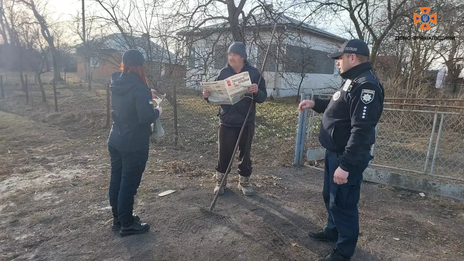 Поліцейські спілкуються з чоловіком у селі