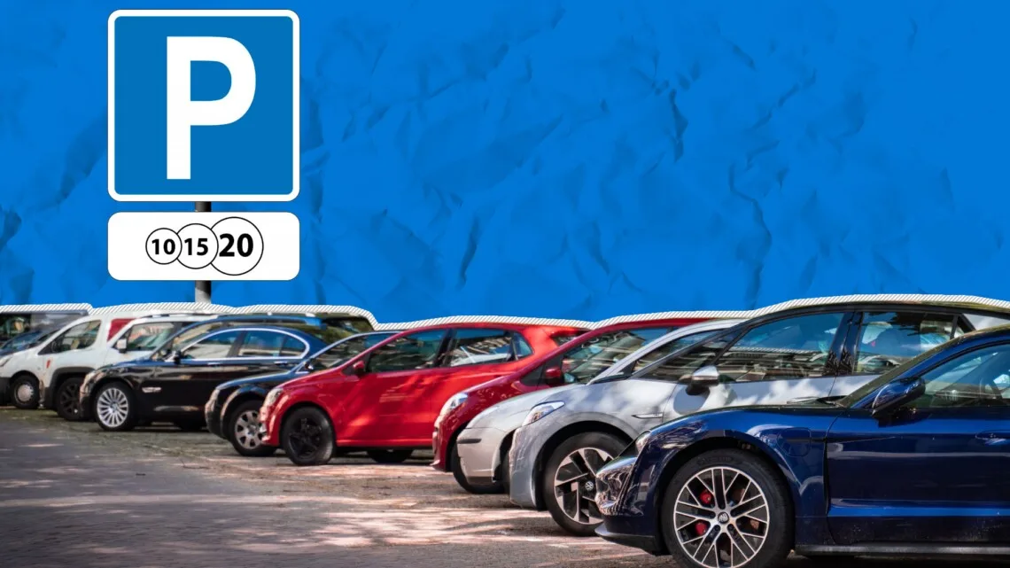Авто на парковці з дорожнім знаком