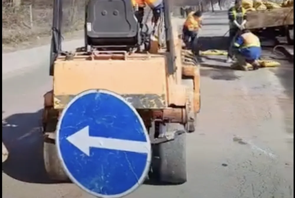 Ремонт дороги робітниками та технікою