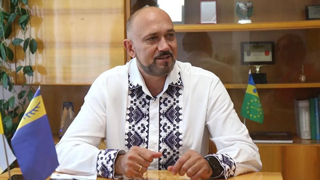 Чоловік у вишиванці сидить за столом