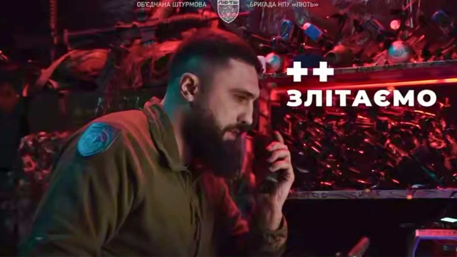 Військовий говорить по рації у штабі