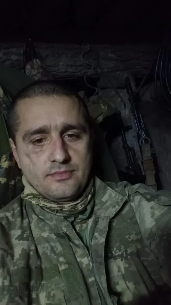 Український військовий у камуфляжі в укритті