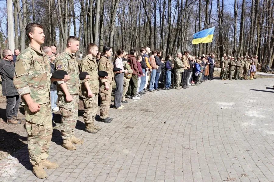 Українські військові та цивільні під час церемонії