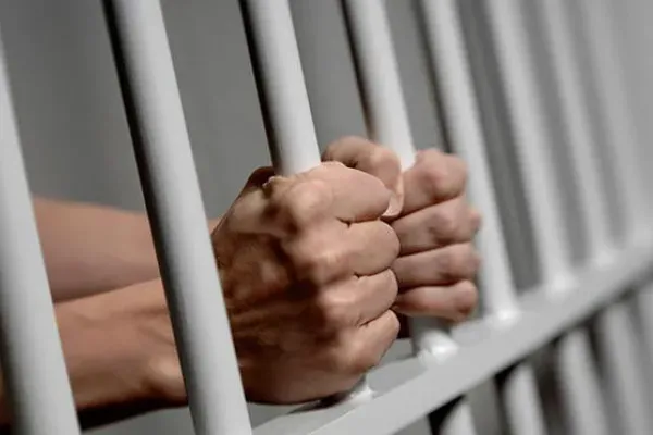 Руки за ґратами в'язниці