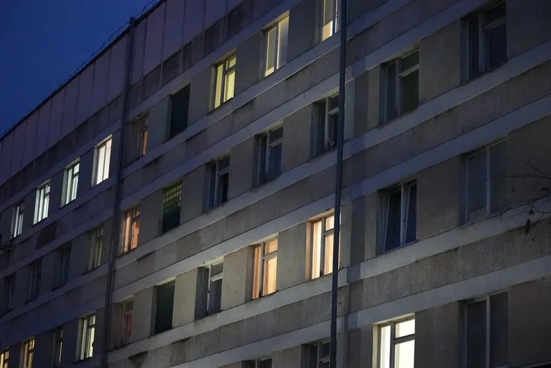 Багатоповерховий будинок із освітленими вікнами вночі