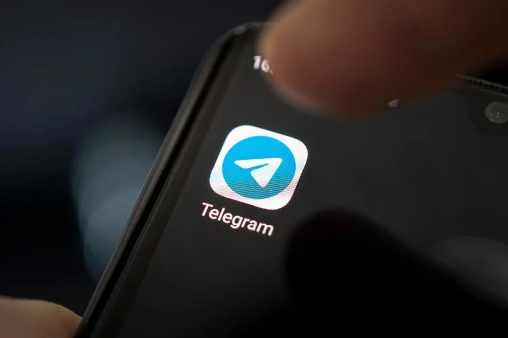 Логотип Telegram на екрані смартфона