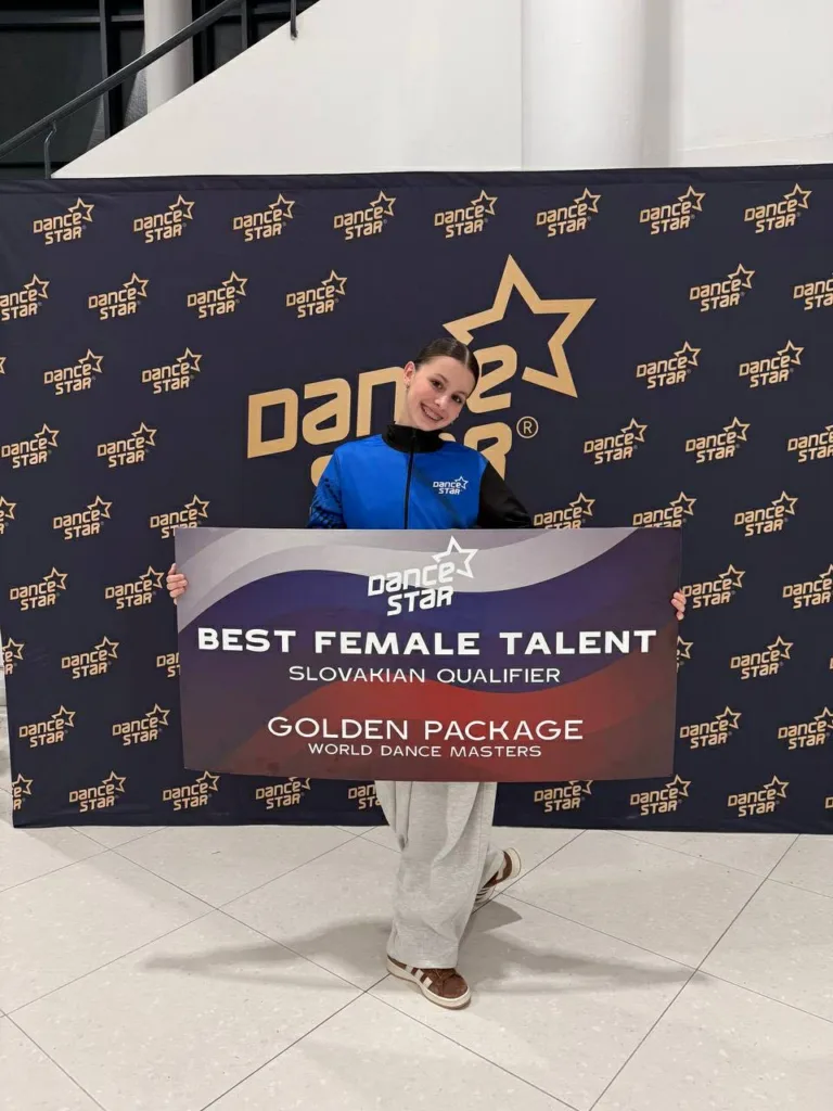 Переможниця конкурсу DanceStar тримає нагороду