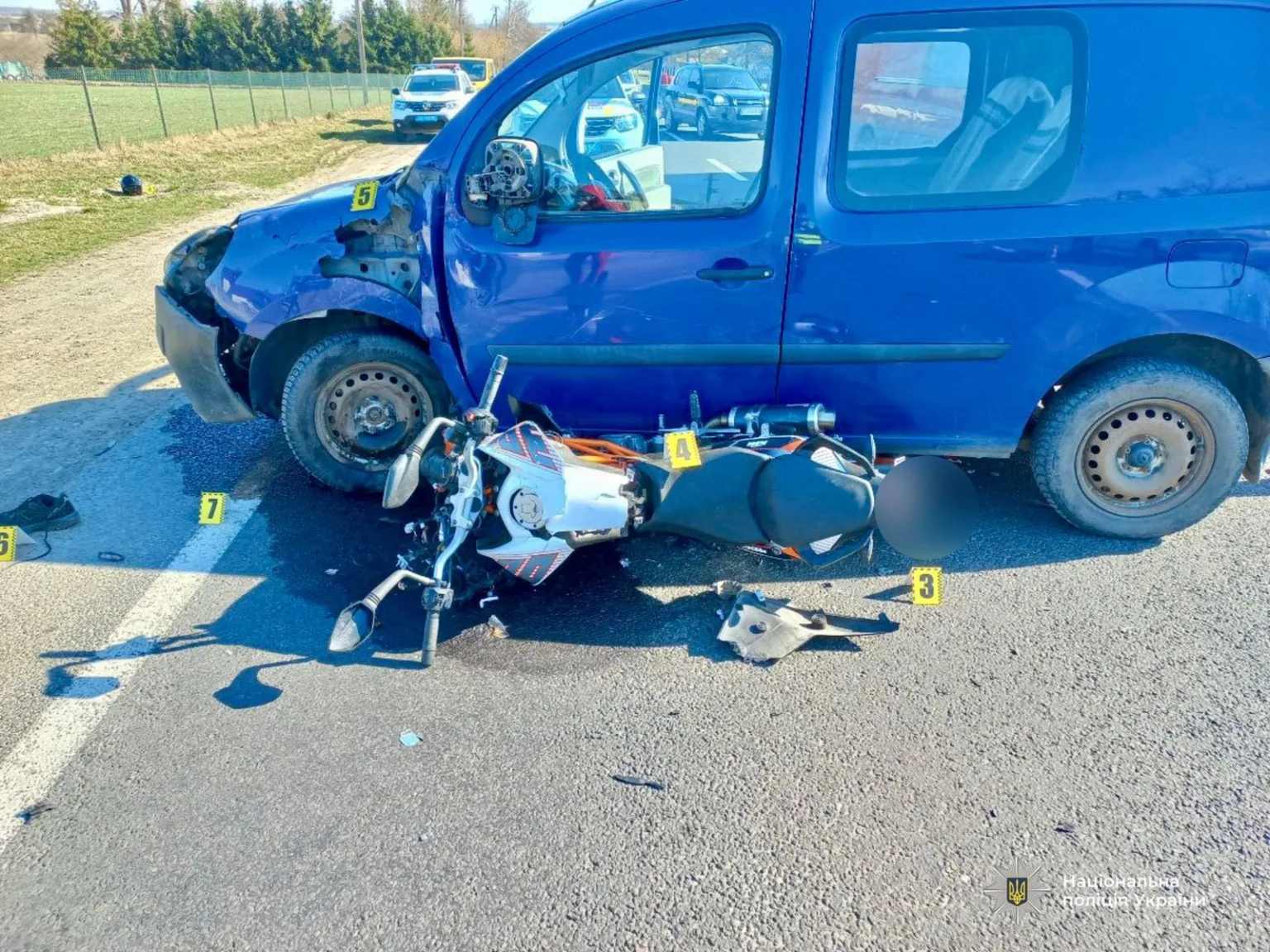 Дорожня аварія мотоцикла та синього автомобіля